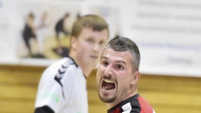 Bild: Ziegler
Mit Gebrüll rein in den Kasten: Der tschechische Kreisspieler des HC Sulzbach, Pavel Schut, in Aktion.