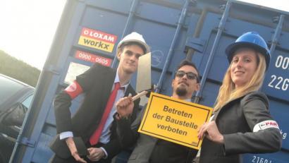 Bild: Marco Kellner 
Sie sind auf dem Weg nach Großbritannien und wollen den Eurotunnel zumauern: Felix Hornberger aus Straubing, Marco Kellner aus Ebnath und Melody Bayer aus Regensburg (von links).