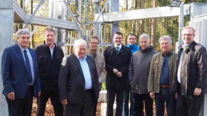Bild: bl
MdB Karl Holmeier, Vodafone-Regionalleiter Karsten Fuchs, Bürgermeister Johann Wilhelm , Christian Schilling, Landrat Thomas Ebeling, Bauamtsleiter Thomas Prey MdL Joachim Hanisch, Unternehmer Richard Viebacher und MdL Alexander Flierl (von links) freuen sich darüber, dass ein "weißer Fleck" im Mobilfunk beseitigt ist.