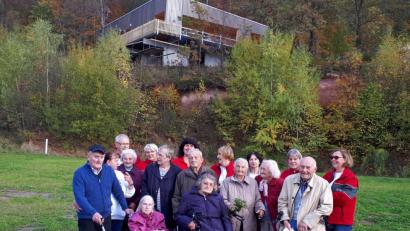 Bild: ow
Für die Besucher der Betreuungsgruppe „Café Zeitlos“ ist die Herbstwanderung im Kulmwald eine schöne Abwechslung zum Alltag. Der Weg führt sie unter anderem zum Infozentrum "Rauer Kulm" (im Hintergrund).