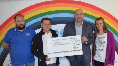 Bild: fz
Die HPZ-Regenbogenwerkstatt erhält 1000 Euro von Matthias Ponader (Zweiter von links) und seinem Team der Fahrschule Ponader für arbeitsbegleitende Maßnahmen.