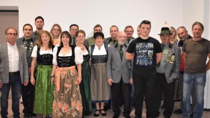 Bild: rgr
Bei der Königsproklamation werden auch die Erfolge der Vereinsmeister gefeiert. Es gratulieren (von links): Bürgermeister Werner Walberer sowie die Schützenmeister Kay Müller und Norman Lehner.