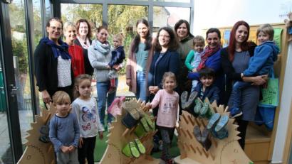 Bild: fpoz
Große Freude herrschte im Kinderhaus St. Sebastian. Im Bild von links Bürgermeisterin Friederike Sonnemann, Kindergartenleiterin Silke Weinhold und die Elternvertreter Ingrid Haberkorn, Manuela Queitsch, Svenja König, Bianca Meixner, Claudia Schultes, Margit Bayer und Susanne Englmeier sowie einige Kinder.