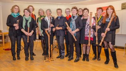 Bunt wie das Herbstlaub war das Programm, mit dem die Flötenladies unter der Leitung von Ulrike Dziwinski (Sechste von links) die Zuhörer erfreuten