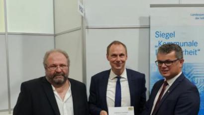Bild: Leibl, Waltraud
Kommunale IT-Sicherheit wird in Neunburg groß geschrieben. Das bekam Bürgermeister Martin Birner (rechts) mit einer Urkunde bestätigt.