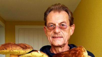 Bild: zer
Das war ein Sensationsfund, der gar nicht in zwei Hände passt. Zweiter Bürgermeister Heribert Schiller hat im Wald rund um Letzau drei Steinpilz-Zwillingspaare und sogar einen Steinpilz-Vierling gefunden.