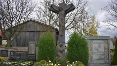 Bild: jr
Das mächtige Konnersreuther Friedhofskreuz feiert in diesen Tagen 65-jähriges Bestehen. Es steht eingerahmt vom Grab der Theres Neumann (rechts) und dem Priestergrab (links) an der Ostseite des Konnersreuther Friedhofs.