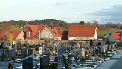 Bild: fjo
"Die Anlage des Friedhofes ist überaus schön, die Wege sind sehr sauber mit weißem Spatkies beschottert. Eine solide Granitmauer mit gut gearbeiteter Abdachung umgibt die ganze Anlage", schrieb vor 90 Jahren der "Vohenstraußer Anzeiger".
