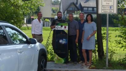Bild: Maul, Ulrike
Die neue E-Ladesäule am Rathaus in Neukirchen begutachten (von links) CSU-Ortsvorsitzender und Fraktionssprecher Peter Achatzi, Energiebeauftragter Leo Rösel, Zweiter Bürgermeister Wolfgang Rattai sowie die Gemeinderatsmitglieder Martin Wolf und Irene Sperber.