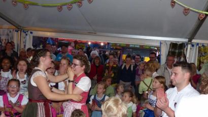 Bild: hme
Hannah Nickl (Bildmitte rechts im rosa Dirndl) wird herzlich verabschiedet. Zur nächsten Kirwa ist sie aber wieder da.
