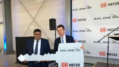 Bild: ihl
Der Konzernbevollmächtigte der Deutschen Bahn für Bayern Klaus-Dieter Josel (rechts) übergibt symbolisch den Schlüssel für die neue Produktionshalle an Nishant Mittal, Vorstandsvorsitzender der PCM Rail.one. Das Unternehmen produziert endverankerte Beton-Weichenschwellen.