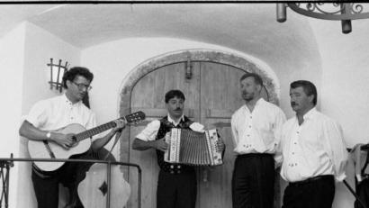 Bild: u
Bei einem Saunagang kommen (von rechts) Franz Dietz, Hans Drexler und Sepp Strobl 1989 auf die Idee, die Gesangsgruppe D’Watzndorfer zu gründen. In den ersten Jahren zählt oft auch Helmut Fuchs (links) bei den Auftritten zu den Akteuren.