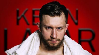 Bild: exb/Franz Wegner
Kevin „Lazar“ Lawrow liebt das Adrenalin, die tobende Menge und das Gefühl, alles zu geben. Dafür hat er den perfekten Sport gefunden: Wrestling