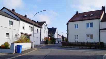 Bild: du
Beim Ausbau der Blütenstraße gibt es für Planer und Gemeinde einige brisante Punkte zu lösen. Eine Gefahrenquelle stellt seit jeher die Einmündung der Wiesenstraße (rechts) dar. Dieser Bereich muss daher aus Gründen der Verkehrssicherheit neu gestaltet werden.