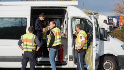 Bild: plsc
Besprechung am "mobilen Vollbüro". Die Polizeibeamten durchsuchen Autos, Lkws und Lieferwagen nach illegalen Substanzen.