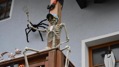 Bild: lue
Auf dem Balkon in der Karl-Günther-Straße in Erbendorf grüßt ein Skelett mit Käppi und Sonnenbrille die Leute.