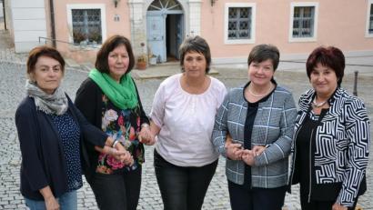 Bild: sfo
Angelika Wegmann (Mitte) mit den Trauerbegleiterinnen Frieda Bächer, Elke Burger, Hildegard Dötterl und Johanna Wührl (von links).