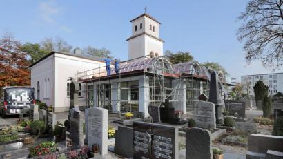 Bild: Steinbacher
Die Arbeiten am Dach der Aussegnungshalle am Weidener Stadtfriedhof stehen vor dem Abschluss. Das Gerüst wird in den nächsten Tagen verschwinden.