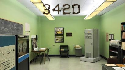 Die Aufnahme zeigt den Raum mit den Rechnern, mit denen die erste Internetverbindung gelang. Foto: -/UCLA/dpa