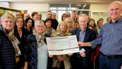 Bild: le
Jürgen Schnappauf, Maria Preisinger, Herbert Kraus und Robert Stahl (von links) bei der Spendenübergabe an die Schule.