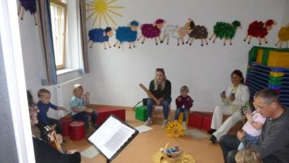 Bild: bba
Klein und Groß stimmen beim offenen Musikangebot Herbst- und Martinslieder an.