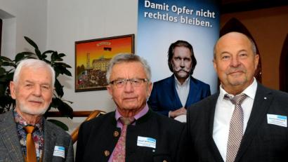 Bild: Stephan Huber
Verabschiedung und Amtseinführung beim Weißen Ring. Von links: Rüdiger Niethammer, Josef Wittmann und Helmut Reinhardt.