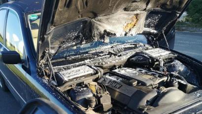 Bild: mde
Mit einem Kleinlöschgerät (vorne rechts) wurde der Kleinbrand im Motorraum des BMW auf dem Gelände des Feuerwehrhauses abgelöscht und mit einer Wärmebildkamera (links im Bild) nachkontrolliert. Zudem wurde das Fahrzeug gegen Wegrollen gesichert.