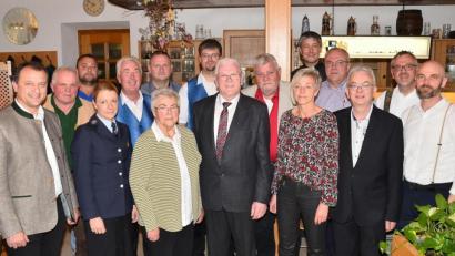 Bild: fjo
Die Söhne Matthias, Bernhard und Josef, sowie Tochter Gertrud (von rechts) feiern mit Mama Anneliese den 80. Geburtstag von Vater Josef Winter (Mitte) ebenso mit, wie Bürgermeister Anton Kappl (links) und viele Vereinschefs.