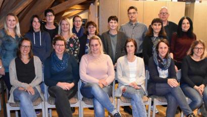 Bild: no
Neu an der Spitze des Kindergartenfördervereins Illschwang ist Christina Kinast (sitzend, Dritte von links). Mit im Bild die stellvertretende Leiterin der Kindertagesstätte, Carina Kissler (sitzend, Zweite von rechts) sowie (hinten, von rechts) Pfarrer Thomas Schertel und Zweiter Bürgermeister Benjamin Hiltl.