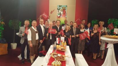Bild: exb
Bei der Präsentation der Karlsbader Hütte bei der Sendung "9 Plätze - 9 Schätze" durften auch (von links) Herbert Schertler, Werner Schmidt und Gottfried Haas bei der Tiroler Delegation dabei sein. Angeführt wurde sie von der Lienzer Bürgermeisterin Elisabeth Blanik (Zehnte von links).