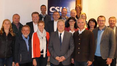 Bild: paf
Landrat Richard Reisinger (vorn, Mitte) soll nach einhelligem Wunsch des CSU-Vorstands um Kreisvorsitzenden Harald Schwartz (vorn, Zweiter von rechts) wieder als Kandidat der CSU ins Rennen gehen.