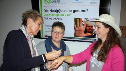 Bild: zer
Petra Hager (von links) überzeugt mit ihrem Vortrag nicht nur Martina Götz, stellvertretende Ortsbäuerin aus Neudorf, und Helene Bauer, Ortsbäuerin von Engleshof.