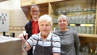 Bild: ge
Eine lange Wirtshaustradition ist zu Ende: Bräu Christan Sperber, dessen Haus 90 Jahre lang das Bier lieferte, Wirtin Kuni Mutzbauer und Tochter Birgit (von links).