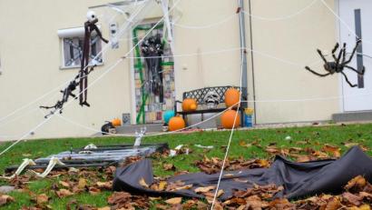 Bild: do
Auf dem Netzaberg ist schon alles für Halloween dekoriert: Von den Toten auferstanden erscheinen menschliche Gerippe in den Hausgärten, aufgeblasene Ungetüme verbreiten "Angst und Schrecken".