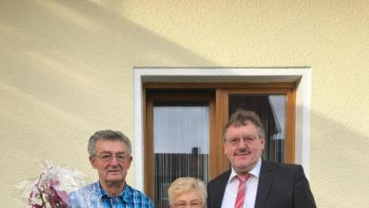 Bild: Stefanie Gradl
Bürgermeister Hans-Martin Schertl gratuliert den Eheleuten Maria und Georg Kraus (von rechts) zur diamantenen Hochzeit.