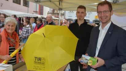 Bild: jr
Dr. Matthias Segerer (IHK Regensburg ) und Marcus Fürst (von rechts) standen im Infostand der Tirschenreuther Inforunde und verteilten 400 gelbe Regenschirme, 1000 Papiertüten, sowie eine Menge Infomaterial zum Thema „Heimatshoppen“. Lokal einkaufen, statt global im Onlinehandel, hieß der Slogan.