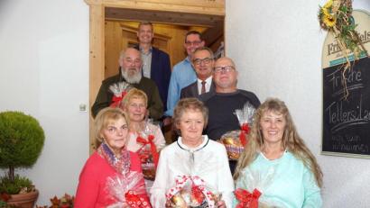 Bild: bkr
Diese Austräger bekamen eine Ehrung für ihren Dienst (vorne, von links): Ilse Weiss, Gerlinde Wiesent und Rita Meinke (stellvertretend für ihren Mann Ernst Meinke) sowie (zweite Reihe, von links) Cäcilie Pöllmann, Andreas Bendl und Hermann Mayer (dritte Reihe, links). Thomas Huber und Vertriebsberater Robert Giehrl (hinten, von links) sowie Bürgermeister Werner Nickl dankten.