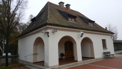 Bild: exb/Johann Ott
Was lange währt, wird endlich gut: Seit 90 Jahren gibt es in Eschenbach ein Leichenhaus. Die Planung dafür startete 1912, wobei die Vorgabe für die Errichtung schon seit 1840 existierte.