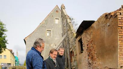 Bild: JOCHEN NEUMANN 
ERBENDORF
Nach Meinung des Denkmalamtes gilt es, die alte Giebelwand am Nebengebäude zu erhalten. Auf dem Bild (von links) Bauamtsleiter Dieter Döppl, Bürgermeister Hans Donko und Technischer Angestellter Markus Meyer.