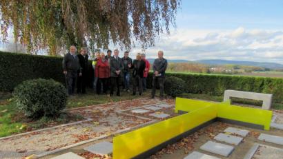 Bild: ang
Künstler Erwin Otte erläuterte bei einer Feierstunde seine Philosophie bei der Planung und der Gestaltung der neuen Urnengrabanlage auf dem Friedhof in Premenreuth.