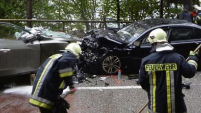 Bild: Polizei Kochel
Komplett zerstört wurden sowohl der Hyundai des Unfallverursachers (links) als auch der BMW des Riedener Bauunternehmers (rechts).