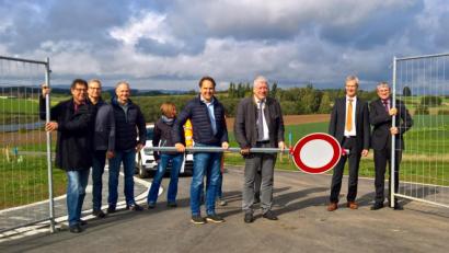 Bild: mef
Die Erschließungsarbeiten im neuen Baugebiet sind abgeschlossen. Bürgermeister Günter Stich räumt persönlich die Durchfahrt-verboten-Schilder auf die Seite.