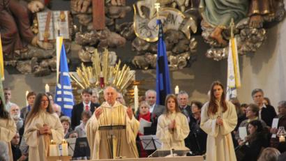 Bild: ads
Zum 90. Weihetag der Dreifaltigkeitskirche feierte Pfarrer Ludwig Gradl mit zahlreichen Gläubigen eine festliche Konzertmesse.