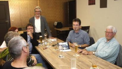Bild: Hirsch
Kreisrat Rudi Sommer (stehend) unterstützt die "grüne Bewegung" in Schwarzenfeld, die von Martin Schmid (Zweiter von rechts) angeführt wird.
