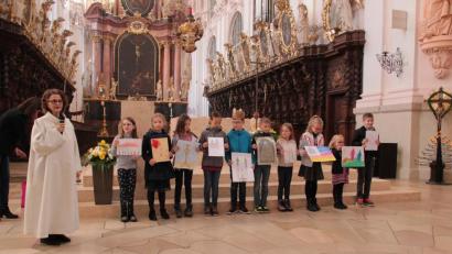 Bild: Monika Demmer/exb
Die erfolgreichsten Teilnehmer des Malwettbewerbs zusammen mit Gertrud Hankl.