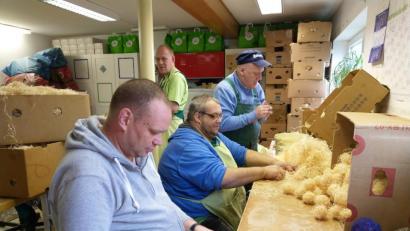 Bild: exb
Aus Holzwolle. Klopapier-Rollen und Wachsresten basteln diese Menschen mit Behinderung Anzünder. Der Verein "Chancengeber" ermöglicht auch bei schweren Beeinträchtigungen produktive und sinnvolle Tätigkeiten, die dem Tag eine Struktur geben.