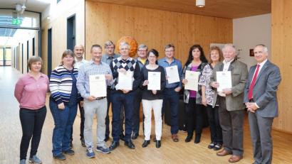 Bild: Stefan Neumann/ALE Oberpfalz
Behördenleiter Thomas Gollwitzer (rechts) und die stellvertretende Vorsitzende des Personalrats, Andrea Gewald (Dritte von rechts) sowie Sachgebiets- und Abteilungsleiter gratulierten den Jubilaren