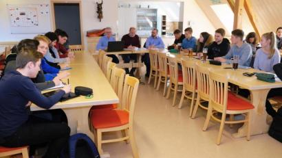 Bild: do
Auf Praktikumsfahrt begeben sich 25 Studierende der OTH Amberg-Weiden im Studiengang Geoinformatik und Landmanagement. Begleitet werden sie von Professor Ulf Kreuziger und Lehrbeauftragtem Willi Perzl. Im Gemeindezentrum Vorbach erläutert Bürgermeister Werner Roder die Instrumente der ländlichen Entwicklung in der Praxis.