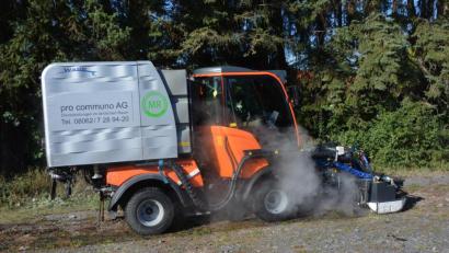 Bild: jr
Mit umweltfreundlichen Heißwasser vernichtet eine Maschine das Unkraut. Eingesetzt werden kann die Maschine vor allem auf öffentlichen Plätzen und Parkflächen. Der Maschinenring Stiftland will künftig diese Dienstleistung anbieten.