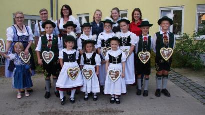 Bild: wro
Die jungen "Waldnaabtaler" begeisterten mit ihren Tanz- und Schuhplattlereinlagen. Geleitet wird die Tanzgruppe von Nicole Weiß (rechts in der hinteren Reihe). Organisiert wurde der Nachmittag vom Einrichtungsleiter Nico Hallmann (2. von links), Monika Forster (3. von links jeweils in der hinteren Reihe) und dem Steinwaldblickteam.